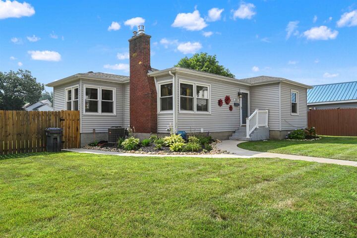Property Photo: 380 Glen Oak Street IA 52001