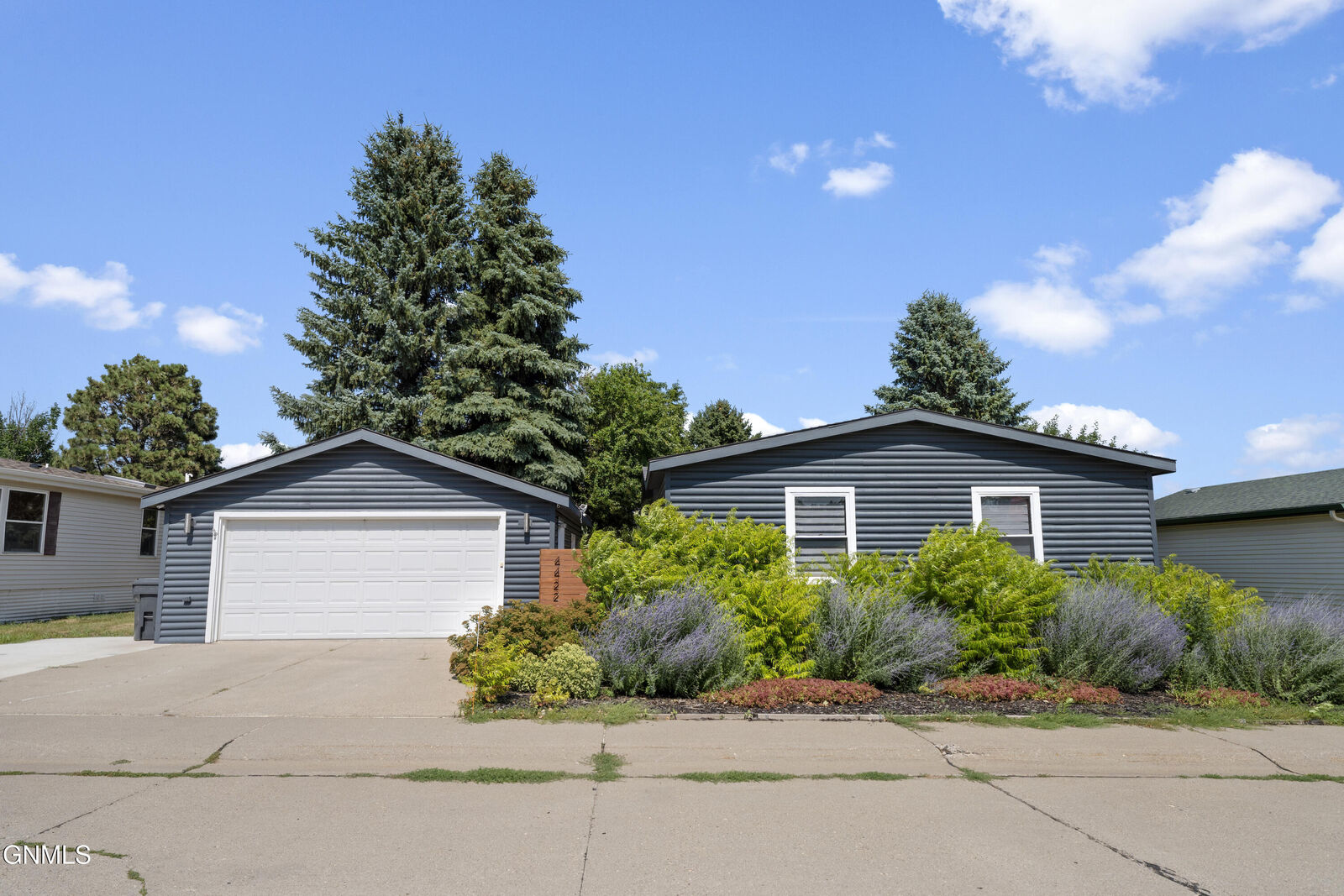 Property Photo:  4422 Arlington Drive  ND 58503 