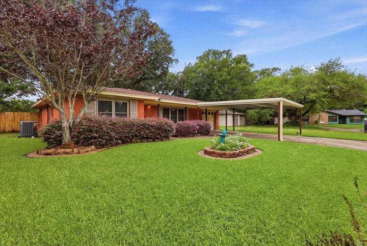 Property Photo:  627 Crepe Myrtle Avenue  TX 77630 