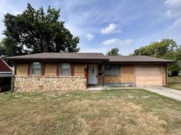 Property Photo: 1009 W Walnut Street IN 47220-1722
