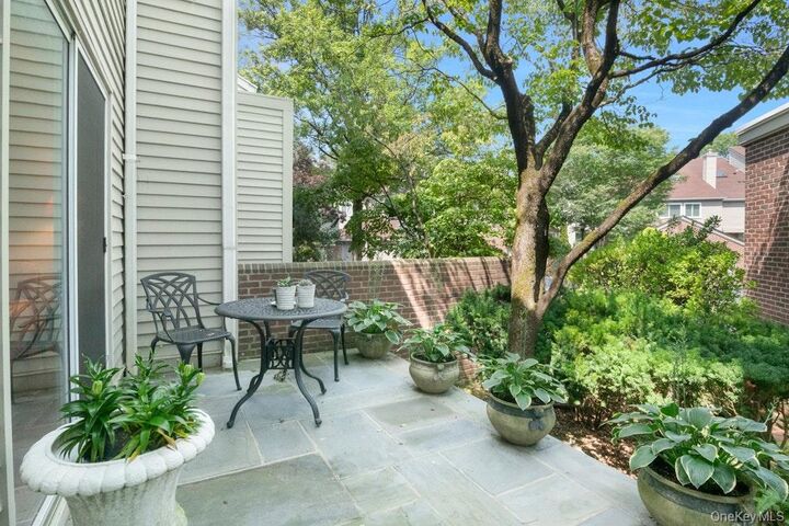 Property Photo:  8 Waterside Close  NY 10709 