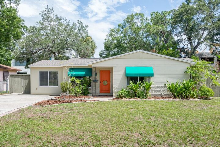 Property Photo: 4425 W Bay Villa Avenue FL 33611