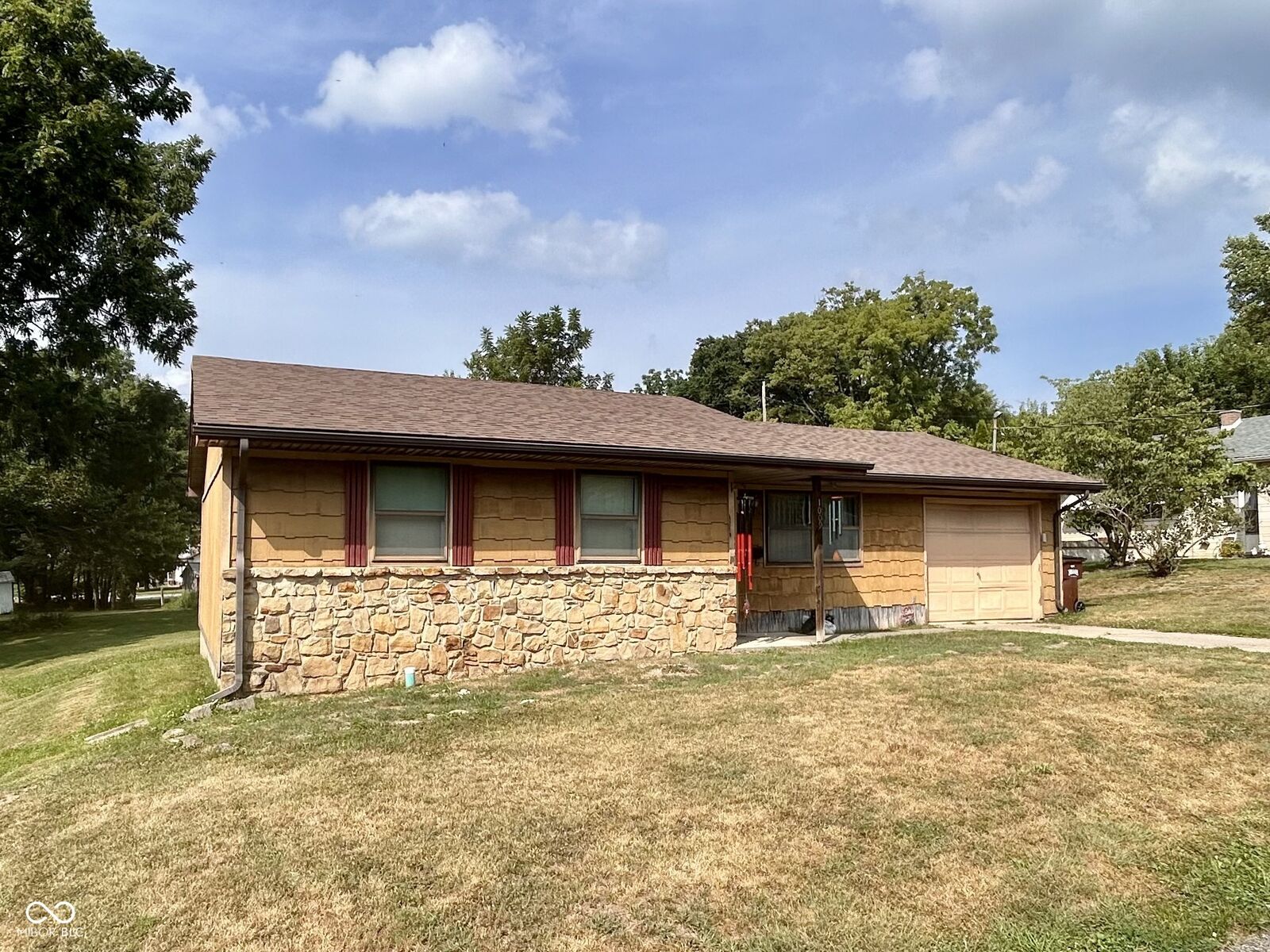 Property Photo: 1009 W Walnut IN 47220