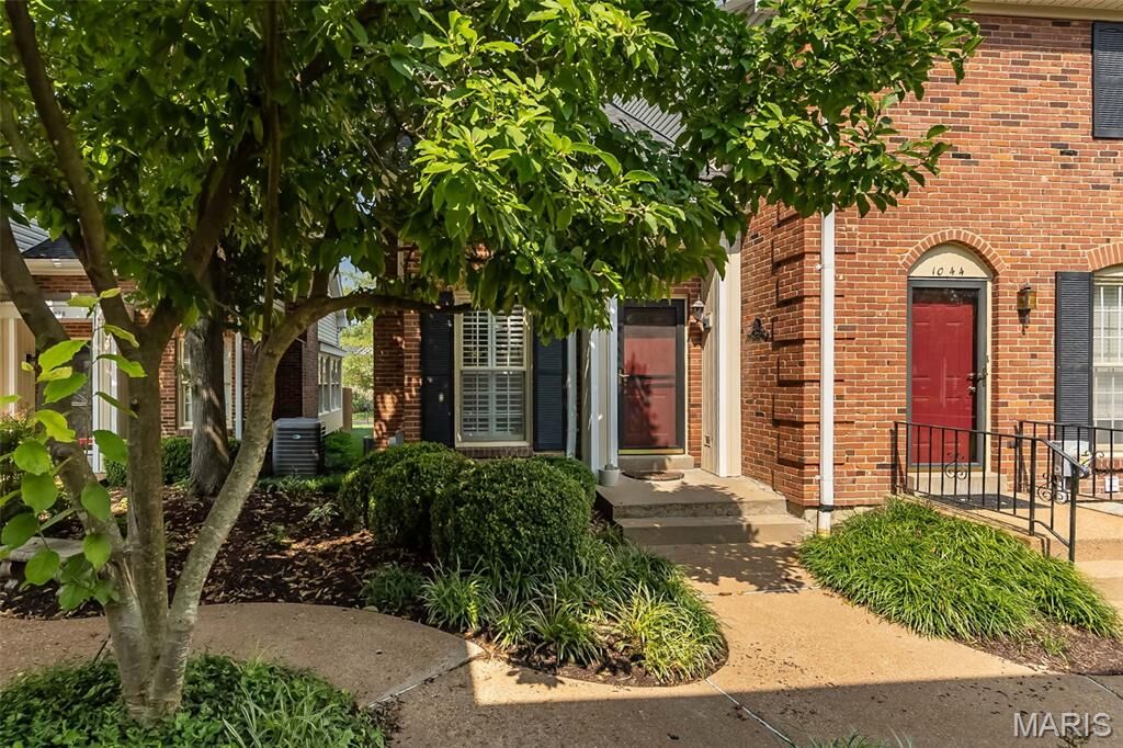 Property Photo: 1042 Brooksgate Manor Drive MO 63122