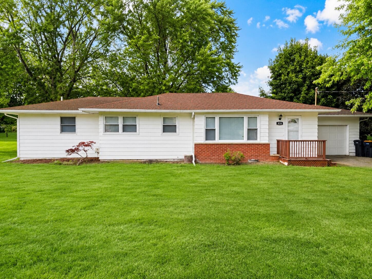 Property Photo:  826 E Vernon Street  MI 48158 