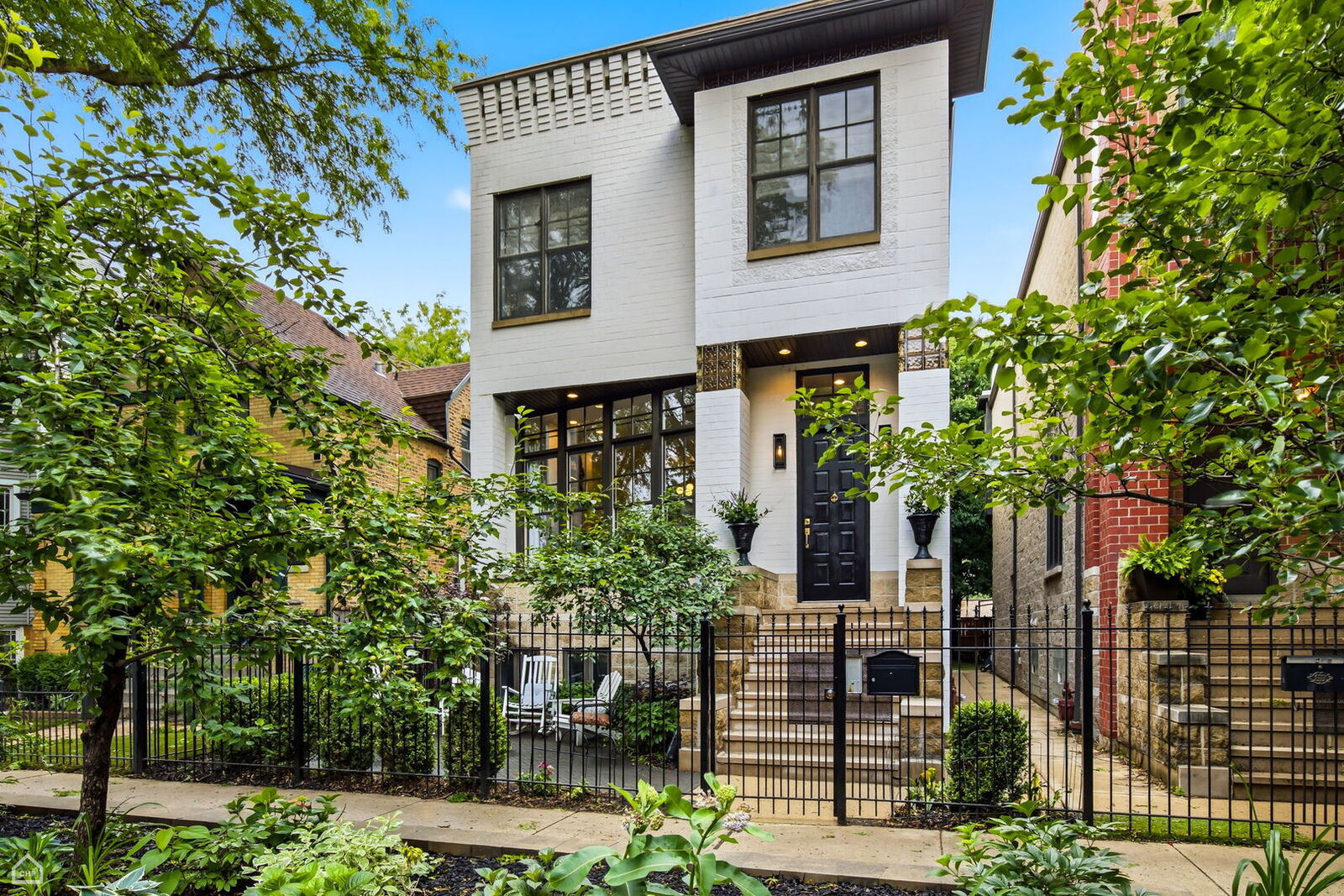 Property Photo: 1310 W Roscoe Street IL 60657