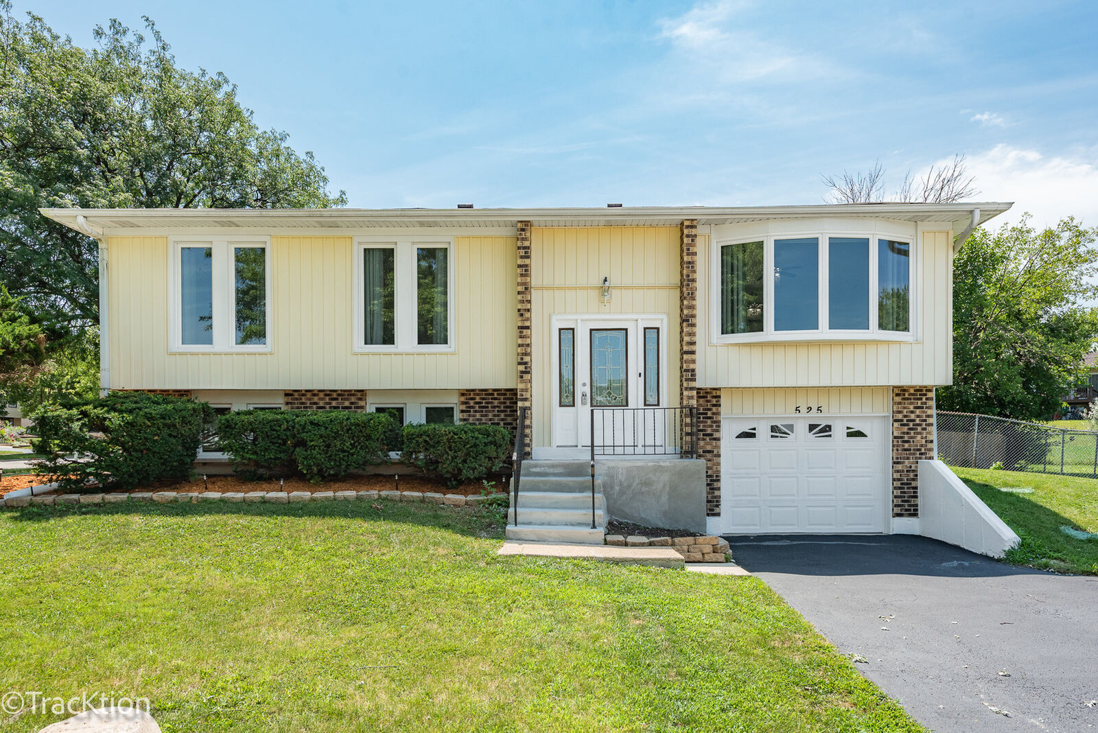 Property Photo:  525 King Arthur Drive  IL 60440 