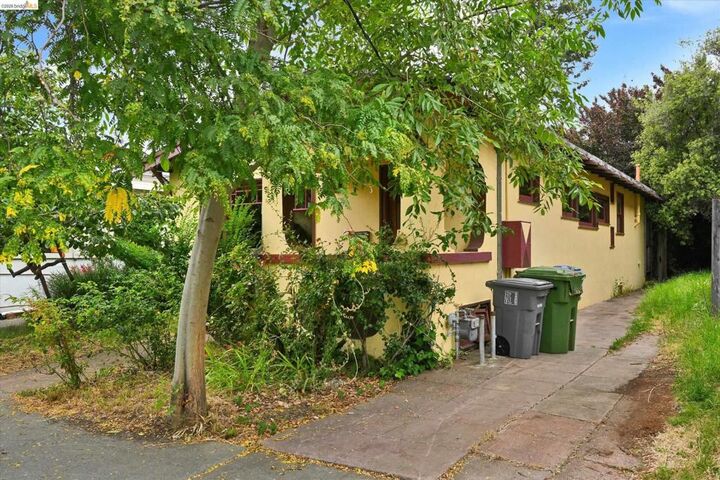 Property Photo:  2219 Derby St  CA 94705 