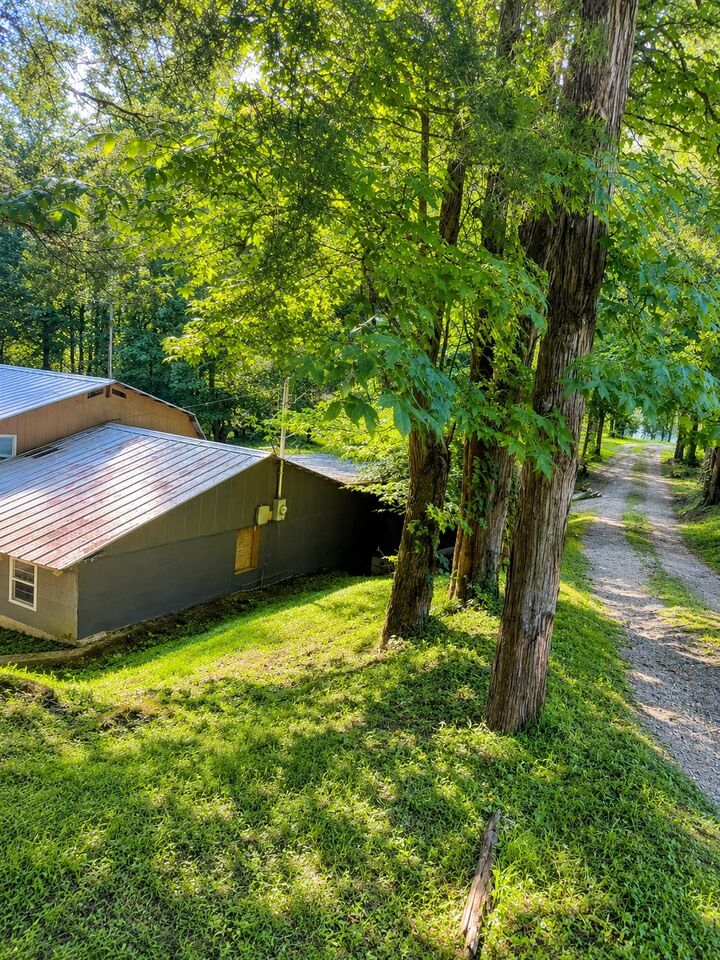 Property Photo: 455 Old Pinhook Rd TN 37166