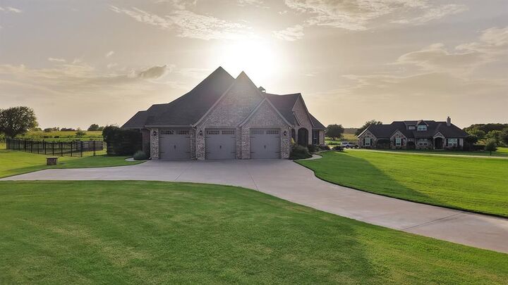 Property Photo: 9688 Whispering Creek Terrace TX 76050