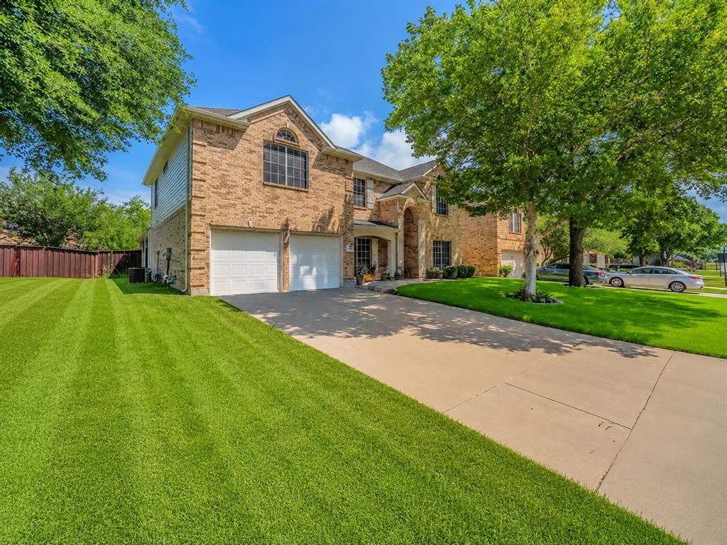 Property Photo: 307 Dover Heights Trail TX 76063