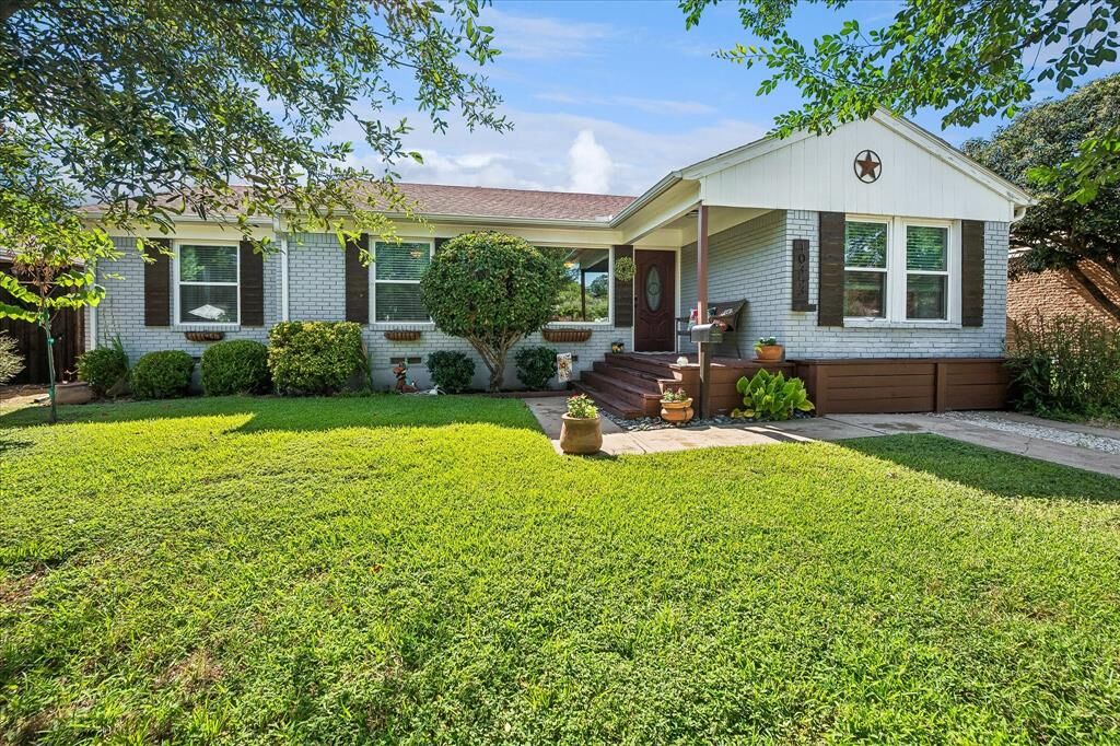 Property Photo: 10353 Newcombe Drive TX 75228