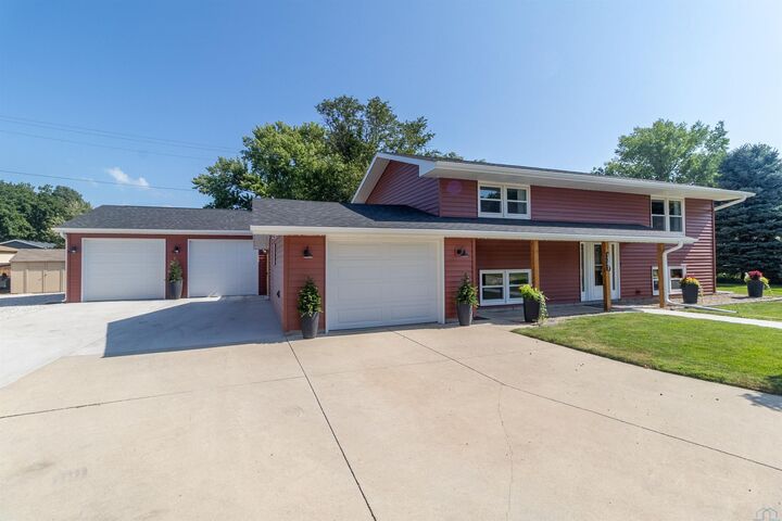 Property Photo: 1301 Maple Dr IA 51040