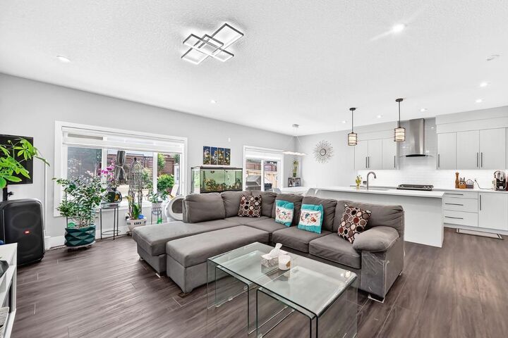 Property Photo: 86 Carringvue Manor NW AB T3P 1L7