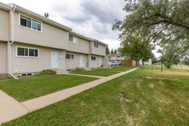 Property Photo: 55 Lemoyne Crescent W 43 AB T1K 4J7