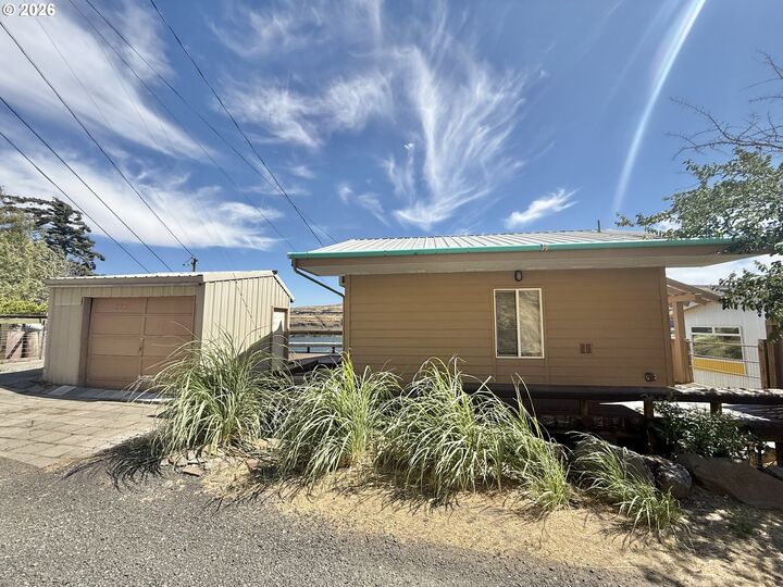 Property Photo: 376 Fallbridge Rd WA 98673