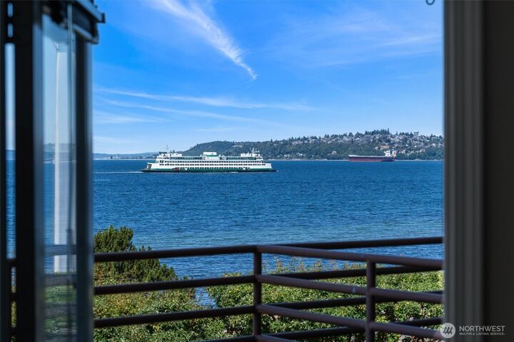 Property Photo: 1564 Alki Avenue SW 106 WA 98116