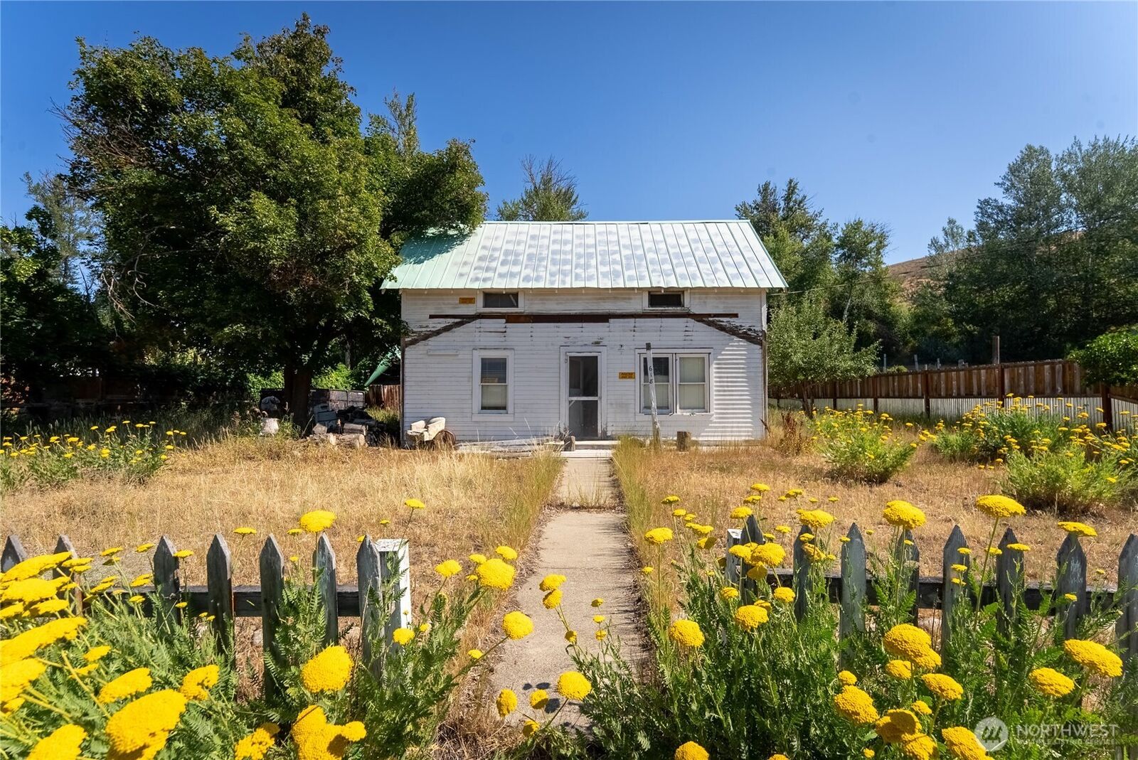 Property Photo:  618  Filer Avenue  WA 98862 