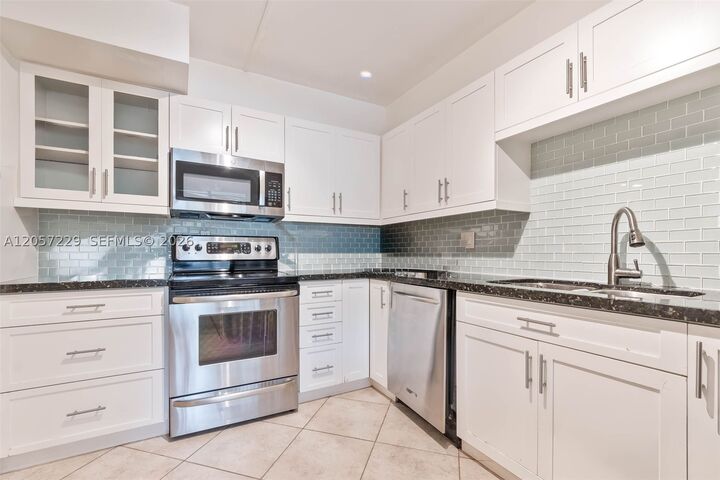 Property Photo:  325 Lakeview Dr 102  FL 33326 