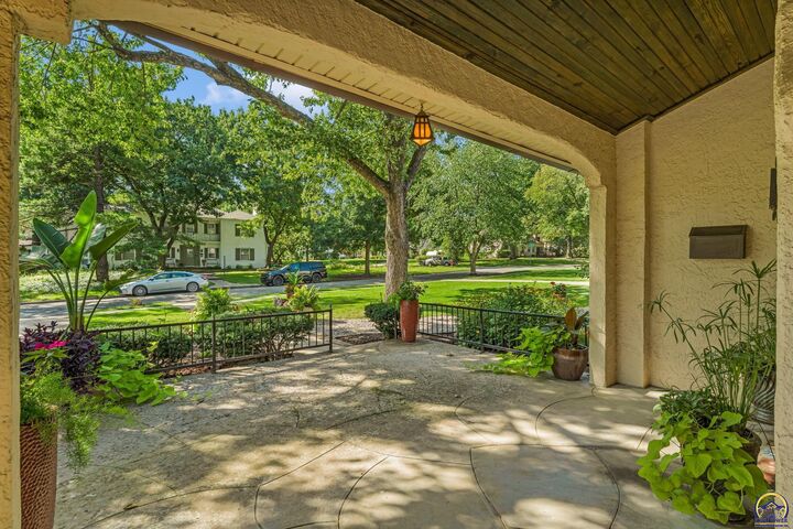 Property Photo:  1321 SW Pembroke Ln  KS 66604 