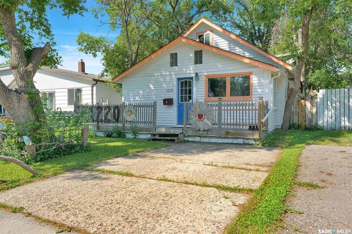 Property Photo: 1220 Queen Street SK S4T 4B4
