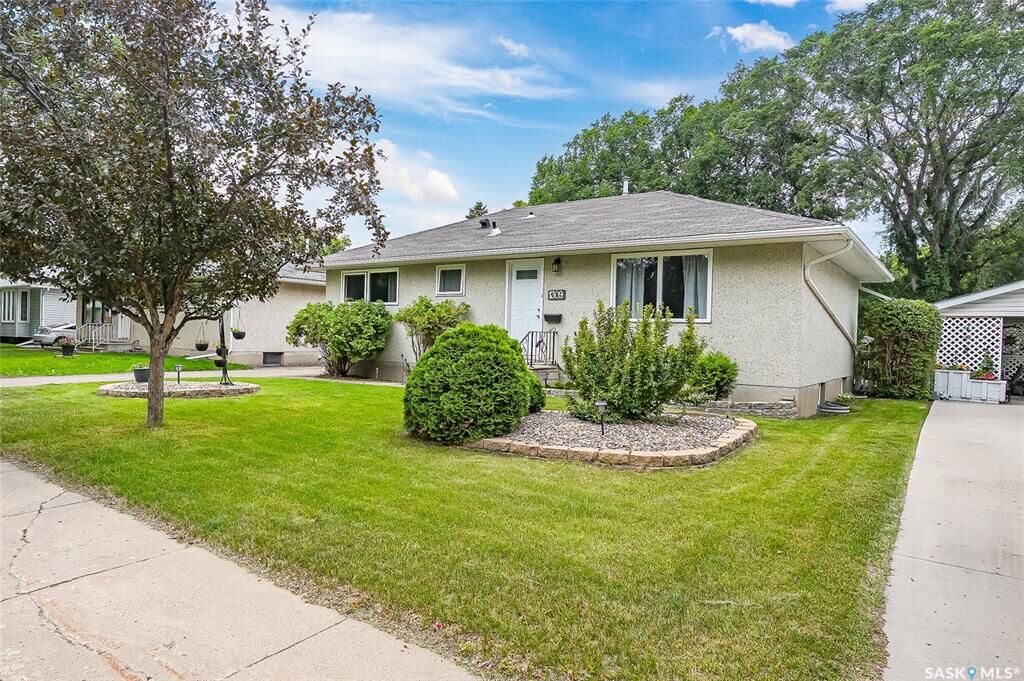 Property Photo: 1309 I Avenue N SK S7L 2J1
