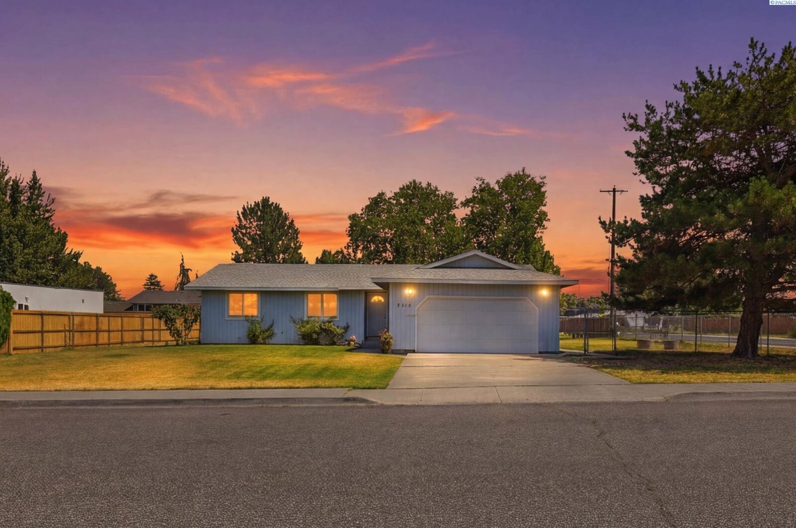 Property Photo: 327 S Buchanan Ct WA 99336