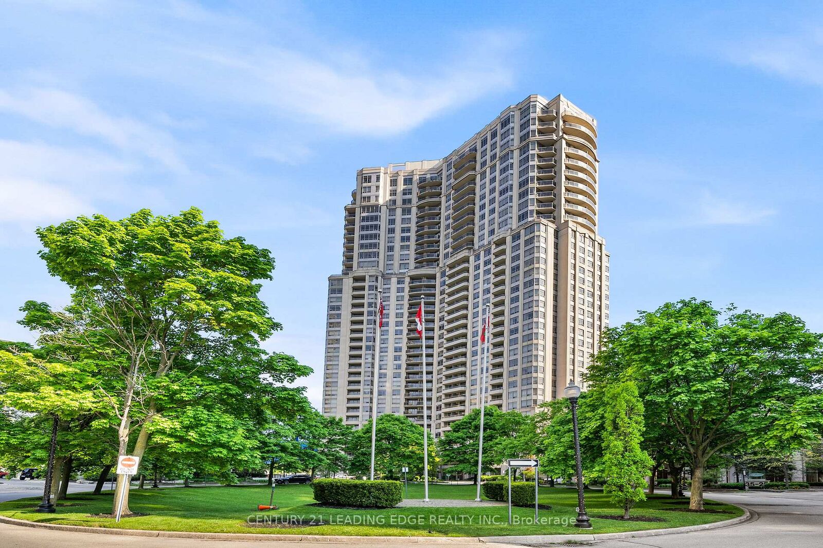 Property Photo:  35 Kingsbridge Garden Circle 1812  ON L5R 3Z5 