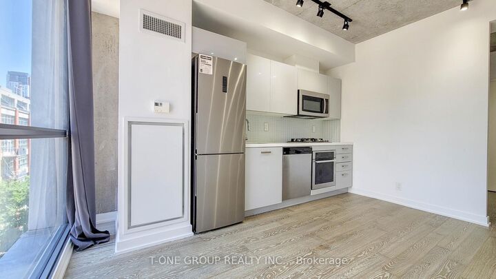 Property Photo: 39 Brant Street 704 ON M5V 0M8