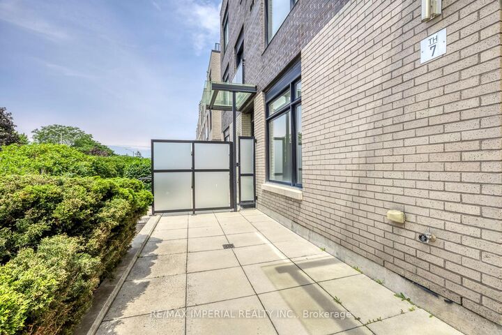 Property Photo: 4020 Parkside Village Drive 7 ON L5B 0K2