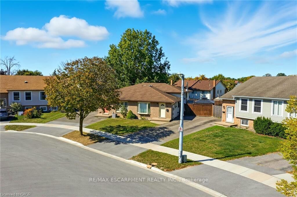 Property Photo: 30 Rainbow Court ON L3C 6R4