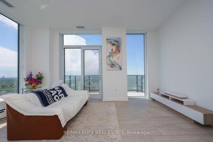 Property Photo: 105 Oneida Crescent Ph 10 ON L4B 0H6