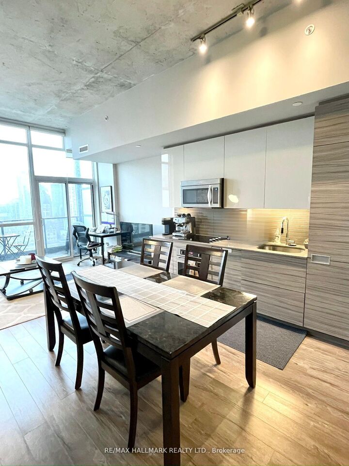 Property Photo:  210 Simcoe Street 2507  ON M5T 1T4 