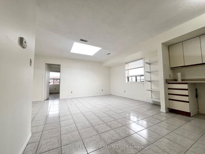 Property Photo:  1686 St Clair Avenue W 3A  ON M6G 1C6 
