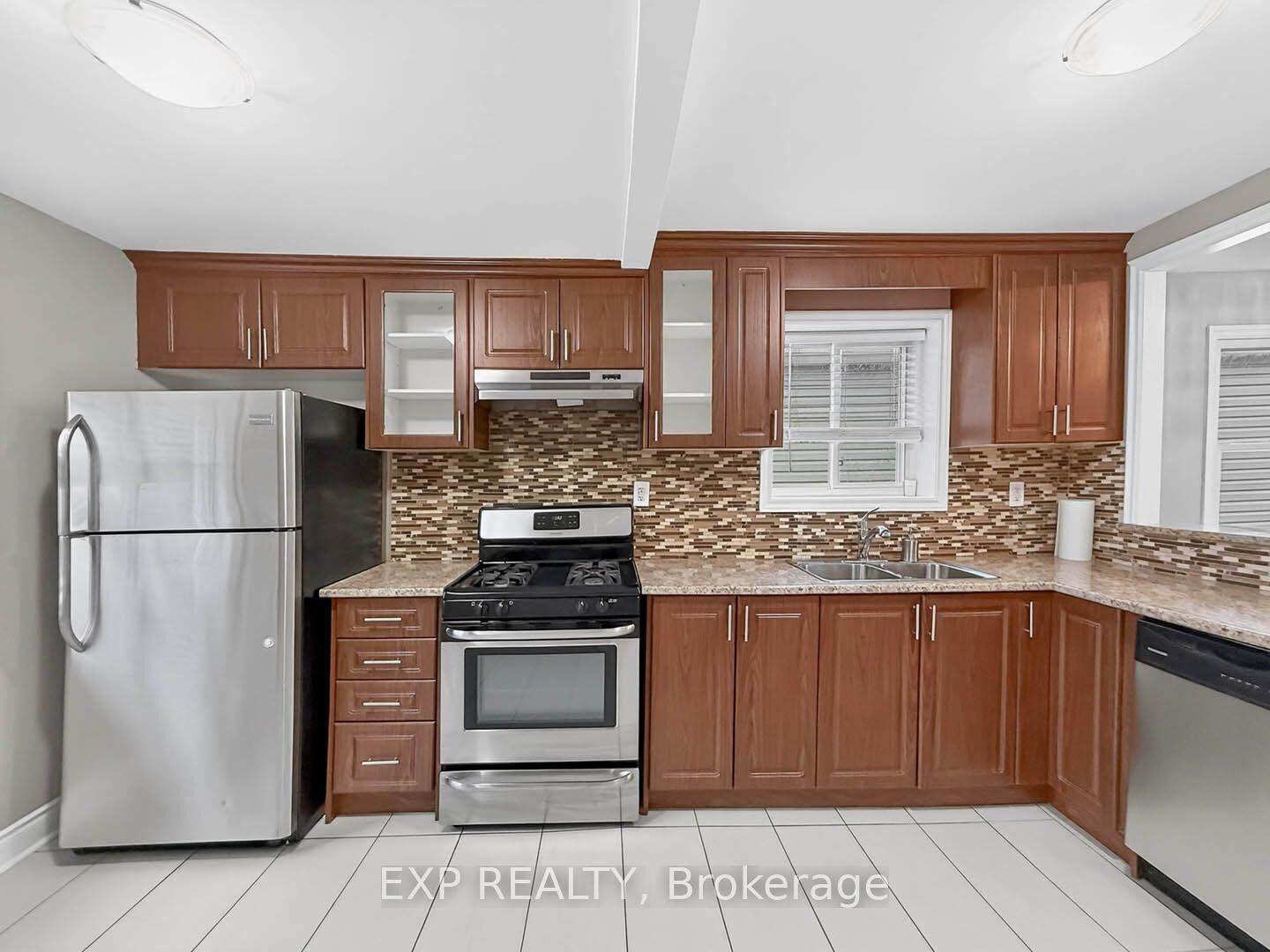 Property Photo:  57 Weir Street S  ON L8K 3A3 