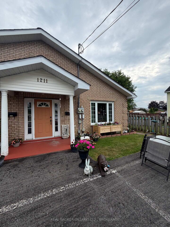 Photo de la propriété:  1211A-1211B Notre Dame Street  ON K6J 4Y7 