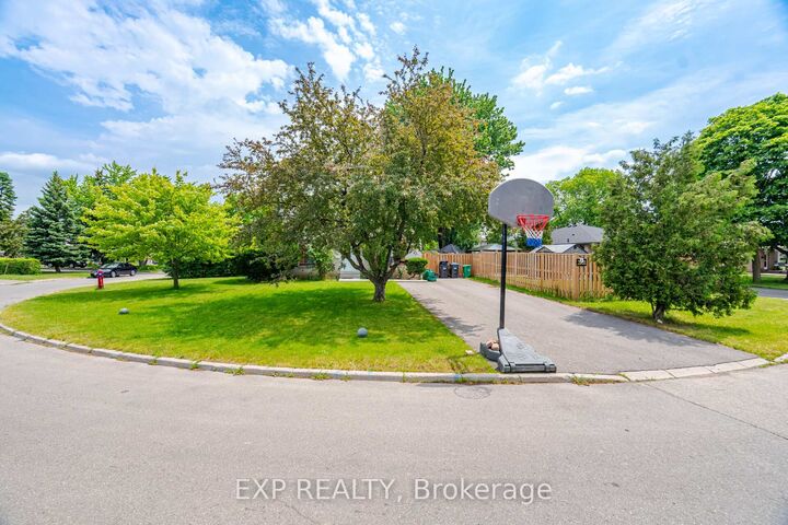 Property Photo: 33 Earlsdale Crescent ON L6T 3A7