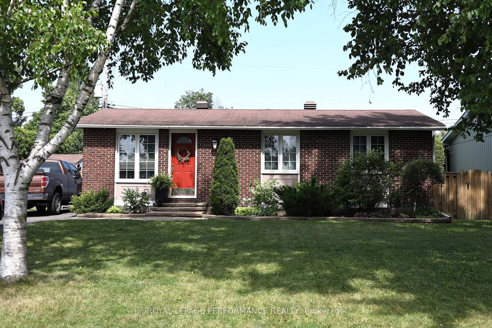 Property Photo: 1497 Blackheath Street ON K1E 1K6