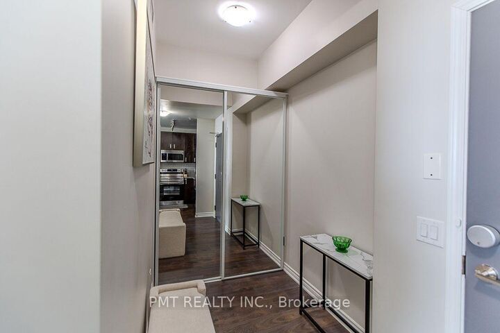 Property Photo: 11611 Yonge Street 516 ON L4E 1G2