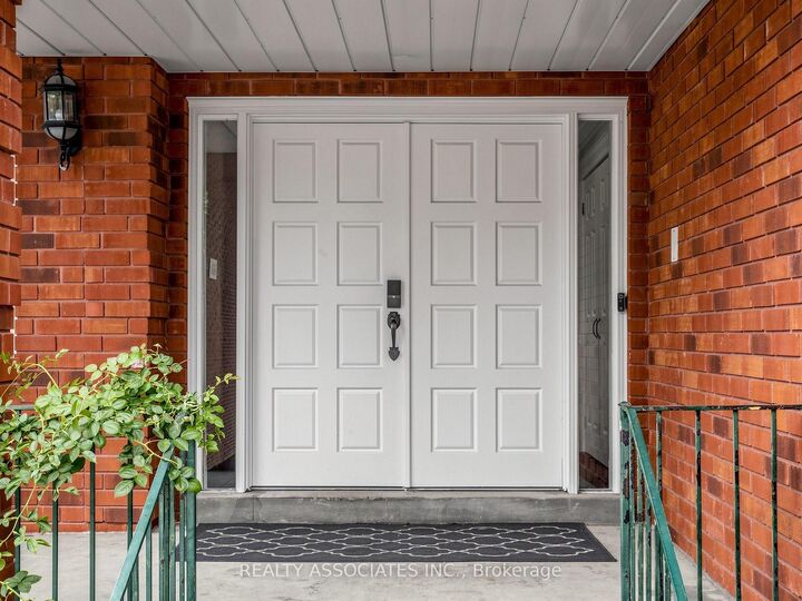 Property Photo: 96 Zinnia Place S ON L4L 6G7