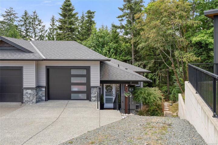 222 Golden Oaks Cres — photo 1