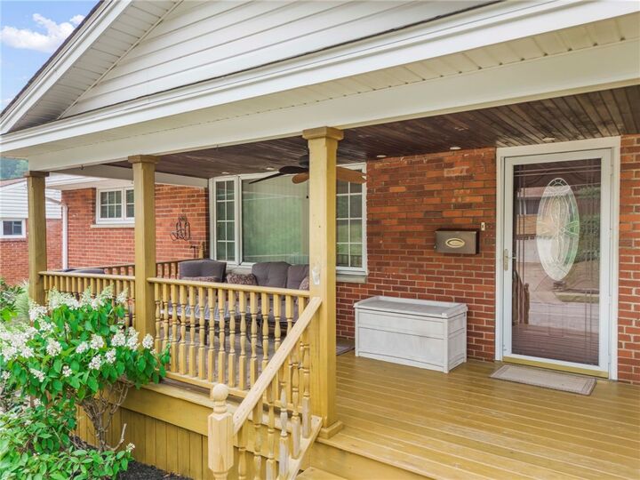 Property Photo:  807 Sleepy Hollow Rd  PA 15234 