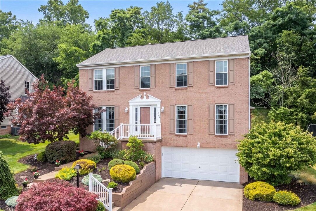 Property Photo: 1033 Robinwood Dr PA 15129