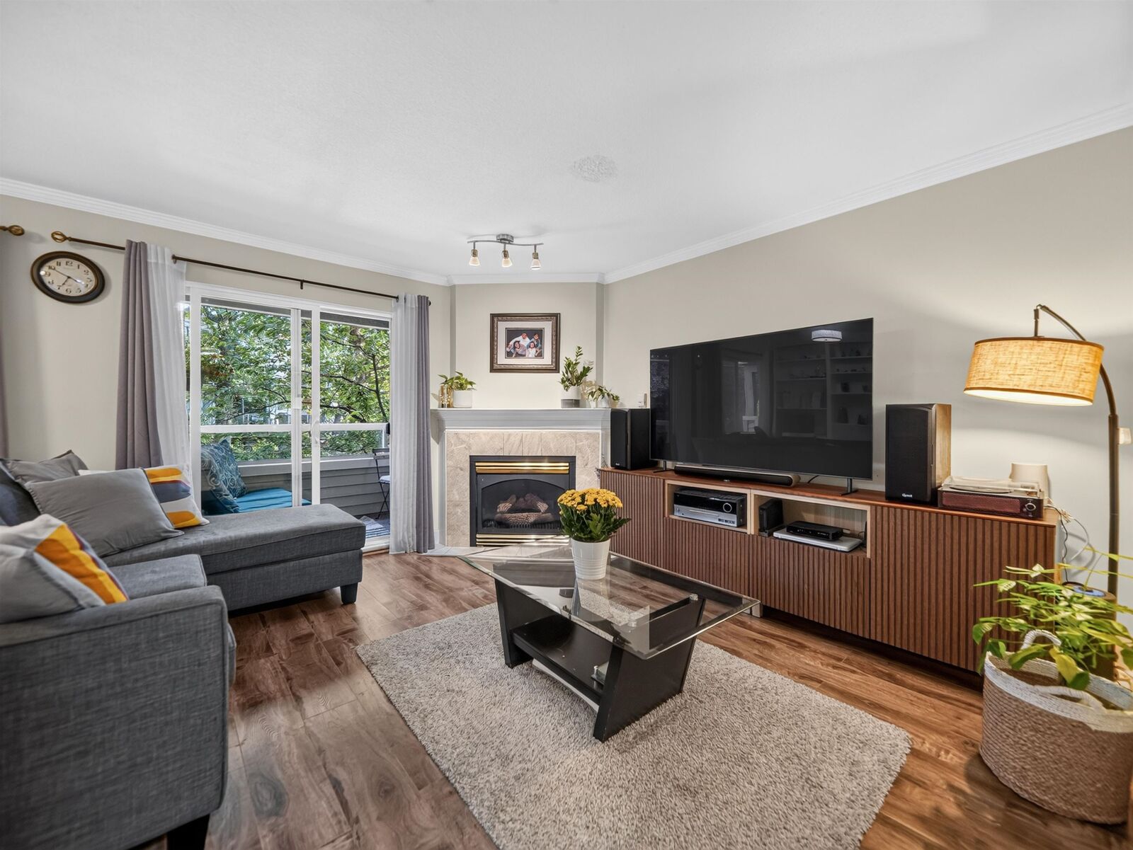 Property Photo:  828 W 16th Street 7  BC V7P 1R3 