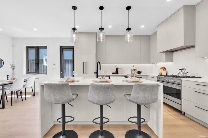 Property Photo: 2316 Cliff Avenue 2 BC V5A 2L2