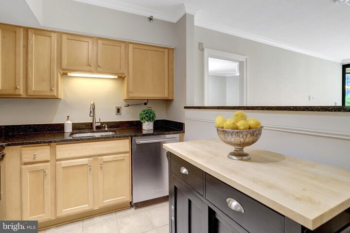 Property Photo:  1001 N Randolph Street 302  VA 22201 