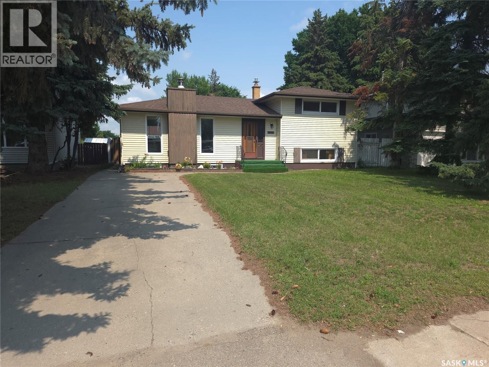 Property Photo:  2509 Taylor Street  SK S7H 1W9 