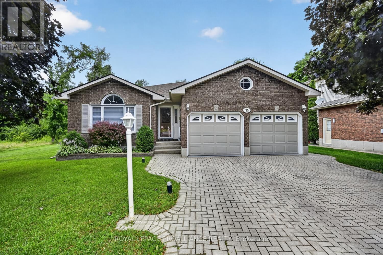 Property Photo: 1099 Bridlewood Drive ON K6V 7G2