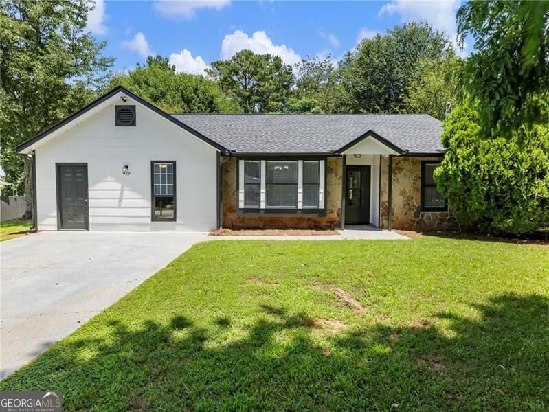 Property Photo:  919 Country Oaks Court  GA 30044 
