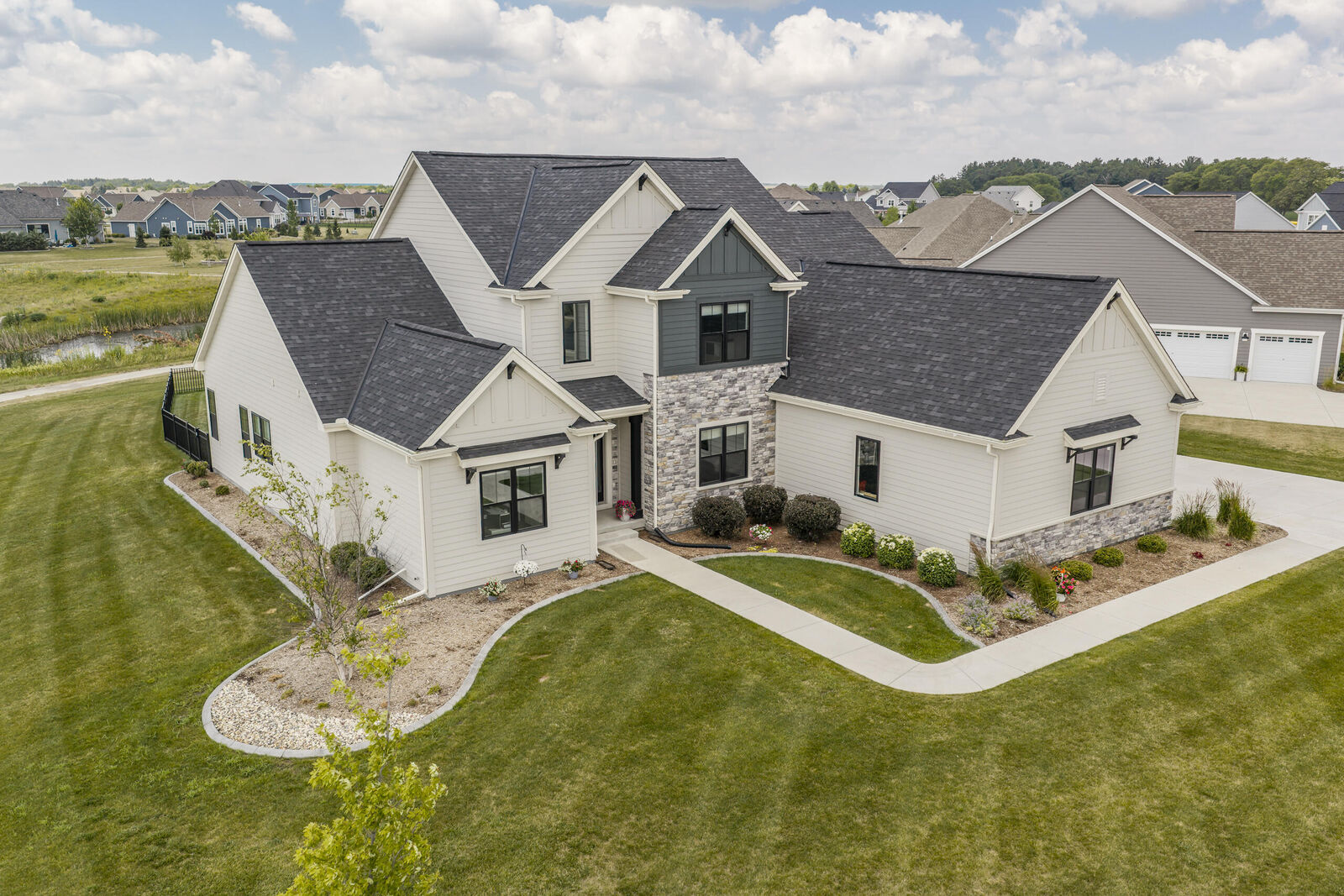 Property Photo:  35105 Castle Rock Dr  WI 53066 